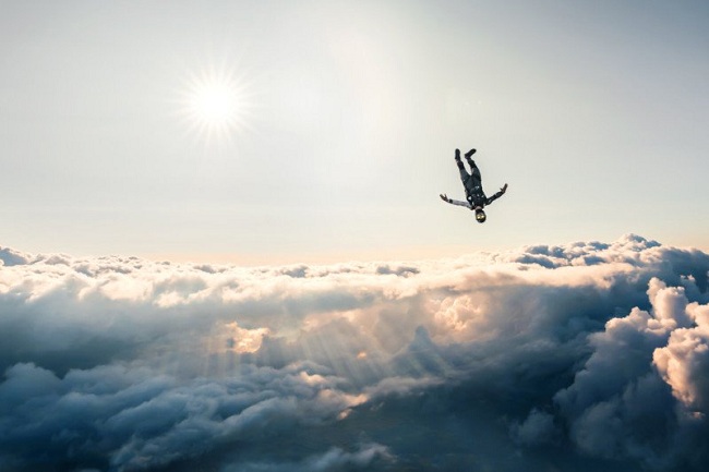 Nhiếp ảnh gia phiêu lưu khi chụp ảnh nhảy dù từ trên không với  Sony a7R II